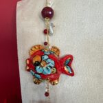 Collana siciliana artigianale con pesce in ceramica di Caltagirone, Agata rossa e perle naturali. Collane caratteristiche siciliane