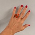 anello tre perle di corallo rosso indossato