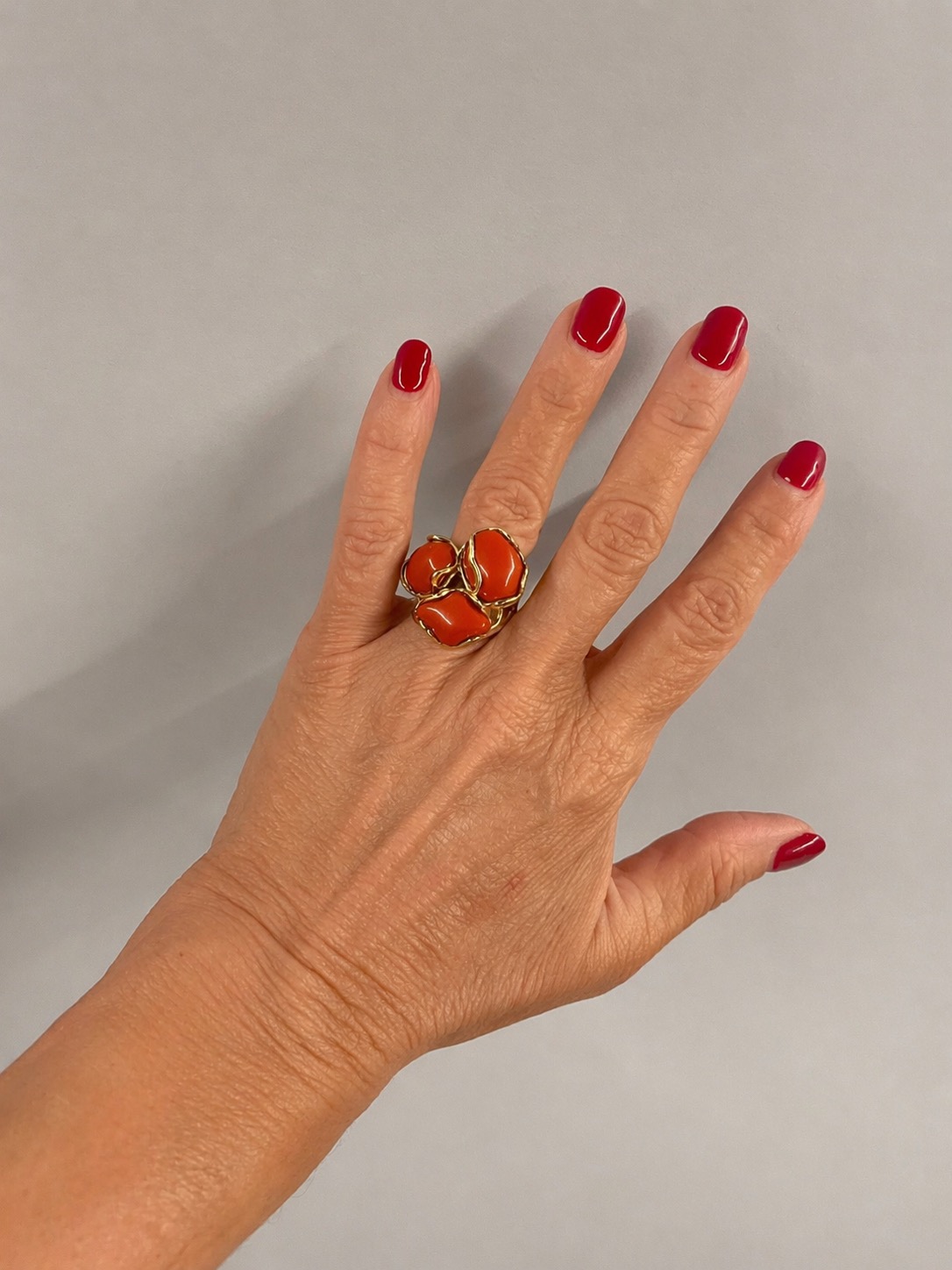 anello tre perle di corallo rosso indossato