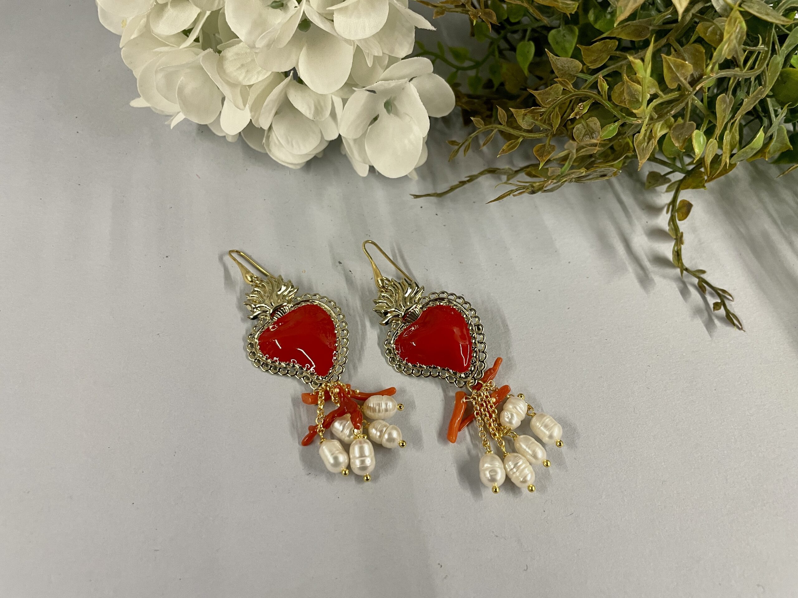 orecchini con cuore sacro rosso, corallo e perle