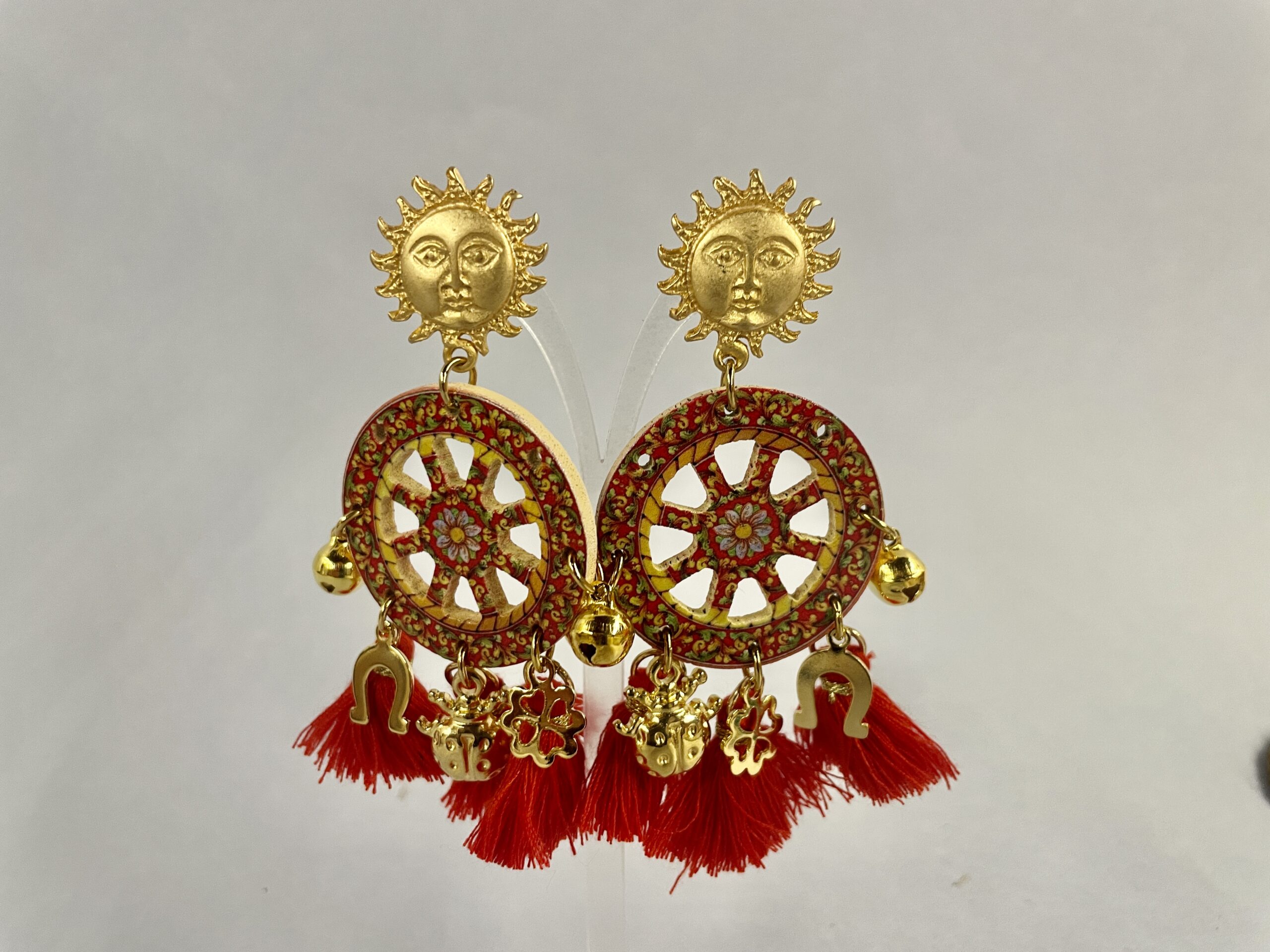 orecchini ruota di carretto e nappe rosse