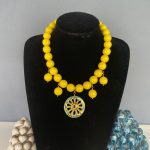 Collana girocollo gialla, collana resina, maxi boules, resina italiana, Ruota carretto di ceramica di Caltagirone, collana corta, per lei. Collane artigianali di Resina
