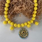 Collana girocollo gialla, collana resina, maxi boules, resina italiana, Ruota carretto di ceramica di Caltagirone, collana corta, per lei. Collane artigianali di Resina