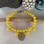 Collana girocollo gialla, collana resina, maxi boules, resina italiana, Ruota carretto di ceramica di Caltagirone, collana corta, per lei. Collane artigianali di Resina
