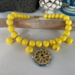 Collana girocollo gialla, collana resina, maxi boules, resina italiana, Ruota carretto di ceramica di Caltagirone, collana corta, per lei. Collane artigianali di Resina