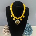 Collana girocollo gialla, collana resina, maxi boules, resina italiana, Ruota carretto di ceramica di Caltagirone, collana corta, per lei. Collane artigianali di Resina