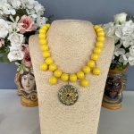Collana girocollo gialla, collana resina, maxi boules, resina italiana, Ruota carretto di ceramica di Caltagirone, collana corta, per lei. Collane artigianali di Resina