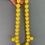 Collana girocollo gialla, collana resina, maxi boules, resina italiana, Ruota carretto di ceramica di Caltagirone, collana corta, per lei. Collane artigianali di Resina