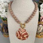Collana con grandi boules beige, collana unisex, resina italiana di alta qualità, ciondolo conchiglia naturale. Collane artigianali di Resina