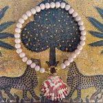 Collana con grandi boules beige, collana unisex, resina italiana di alta qualità, ciondolo conchiglia naturale. Collane artigianali di Resina
