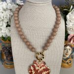 Collana con grandi boules beige, collana unisex, resina italiana di alta qualità, ciondolo conchiglia naturale. Collane artigianali di Resina