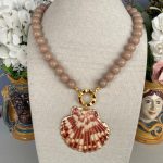 Collana con grandi boules beige, collana unisex, resina italiana di alta qualità, ciondolo conchiglia naturale. Collane artigianali di Resina