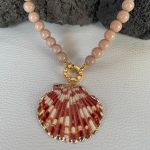 Collana con grandi boules beige, collana unisex, resina italiana di alta qualità, ciondolo conchiglia naturale. Collane artigianali di Resina