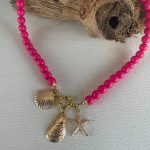 Collana estiva, collana rosa fucsia, collana con conchiglie, ciondoli marini, collana resina italiana, collana corta, regalo per ragazza. Collane artigianali di Resina