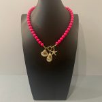 Collana estiva, collana rosa fucsia, collana con conchiglie, ciondoli marini, collana resina italiana, collana corta, regalo per ragazza. Collane artigianali di Resina