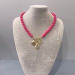 Collana estiva, collana rosa fucsia, collana con conchiglie, ciondoli marini, collana resina italiana, collana corta, regalo per ragazza. Collane artigianali di Resina