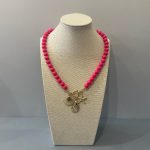 Collana estiva, collana rosa fucsia, collana con conchiglie, ciondoli marini, collana resina italiana, collana corta, regalo per ragazza. Collane artigianali di Resina