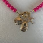 Collana estiva, collana rosa fucsia, collana con conchiglie, ciondoli marini, collana resina italiana, collana corta, regalo per ragazza. Collane artigianali di Resina