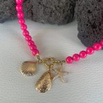 Collana estiva, collana rosa fucsia, collana con conchiglie, ciondoli marini, collana resina italiana, collana corta, regalo per ragazza. Collane artigianali di Resina