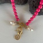 Collana estiva, collana resina rosa, collana con conchiglie, ciondolo cavalluccio marino, collana resina italiana, regalo per ragazza. Collane artigianali di Resina