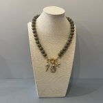 Collana estiva, collana resina color sabbia, collana conchiglie, ciondoli marini, collana resina italiana, regalo per ragazza. Collane artigianali di Resina