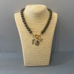 Collana estiva, collana resina color sabbia, collana conchiglie, ciondoli marini, collana resina italiana, regalo per ragazza. Collane artigianali di Resina