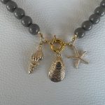 Collana estiva, collana resina color sabbia, collana conchiglie, ciondoli marini, collana resina italiana, regalo per ragazza. Collane artigianali di Resina