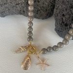 Collana estiva, collana resina color sabbia, collana conchiglie, ciondoli marini, collana resina italiana, regalo per ragazza. Collane artigianali di Resina