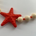 Collana girocollo perle osso, collana con grande stella, chocker resina osso e stella arancione, collana estiva, regalo per lei. Collane artigianali di Resina