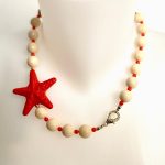 Collana girocollo perle osso, collana con grande stella, chocker resina osso e stella arancione, collana estiva, regalo per lei. Collane artigianali di Resina