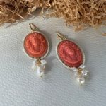 Orecchini Cammeo rosa , orecchini argento 925, orecchini vistosi, resina corallo, grappoli di perle di fiume, orecchini classici. Orecchini con Cammeo