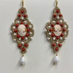 Orecchini siciliani, orecchini con base in chiacchierino dorato, orecchini tricot oro, orecchini Cammeo vero, perle bianche e rosse Orecchini con Cammeo
