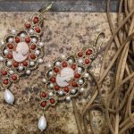 Orecchini siciliani, orecchini con base in chiacchierino dorato, orecchini tricot oro, orecchini Cammeo vero, perle bianche e rosse Orecchini con Cammeo