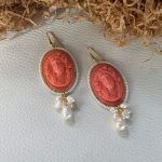 Orecchini Cammeo rosa , orecchini argento 925, orecchini vistosi, resina corallo, grappoli di perle di fiume, orecchini classici. Orecchini con Cammeo