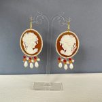 Orecchini vistosi e leggeri, orecchini argento, orecchini Cammeo in resina di prima qualità, grappoli di perle miste, orecchini classici. Orecchini con Cammeo
