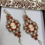 Orecchini siciliani, orecchini con base in chiacchierino dorato, orecchini tricot oro, orecchini Cammeo vero, perle bianche e rosse Orecchini con Cammeo