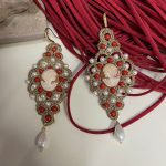 Orecchini siciliani, orecchini con base in chiacchierino dorato, orecchini tricot oro, orecchini Cammeo vero, perle bianche e rosse Orecchini con Cammeo