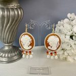 Orecchini vistosi e leggeri, orecchini argento, orecchini Cammeo in resina di prima qualità, grappoli di perle miste, orecchini classici. Orecchini con Cammeo