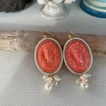 Orecchini Cammeo rosa , orecchini argento 925, orecchini vistosi, resina corallo, grappoli di perle di fiume, orecchini classici. Orecchini con Cammeo