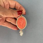 Orecchini Cammeo rosa , orecchini argento 925, orecchini vistosi, resina corallo, grappoli di perle di fiume, orecchini classici. Orecchini con Cammeo