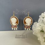 Orecchini vistosi e leggeri, orecchini argento, orecchini Cammeo in resina di prima qualità, grappoli di perle miste, orecchini classici. Orecchini con Cammeo