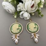 Orecchini argento 925, orecchini vistosi e leggeri, orecchini Cammeo verde, resina italiana, grappoli di perle miste, orecchini classici. Orecchini con Cammeo