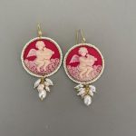 Orecchini argento 925, orecchini vistosi e leggeri, orecchini Cammeo rosso, resina italiana, grappoli di perle miste, orecchini classici. Orecchini con Cammeo