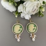 Orecchini argento 925, orecchini vistosi e leggeri, orecchini Cammeo verde, resina italiana, grappoli di perle miste, orecchini classici. Orecchini con Cammeo