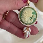 Orecchini argento 925, orecchini vistosi e leggeri, orecchini Cammeo verde, resina italiana, grappoli di perle miste, orecchini classici. Orecchini con Cammeo