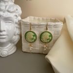Orecchini argento 925, orecchini vistosi e leggeri, orecchini Cammeo verde, resina italiana, grappoli di perle miste, orecchini classici. Orecchini con Cammeo