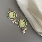 Orecchini argento 925, orecchini vistosi e leggeri, orecchini Cammeo verde, resina italiana, grappoli di perle miste, orecchini classici. Orecchini con Cammeo