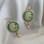 Orecchini argento 925, orecchini vistosi e leggeri, orecchini Cammeo verde, resina italiana, grappoli di perle miste, orecchini classici. Orecchini con Cammeo