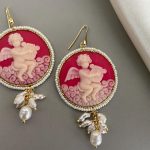 Orecchini argento 925, orecchini vistosi e leggeri, orecchini Cammeo rosso, resina italiana, grappoli di perle miste, orecchini classici. Orecchini con Cammeo
