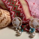 Orecchini siciliani con cammei e grappolo di turchesi e perle di fiume Orecchini con Cammeo